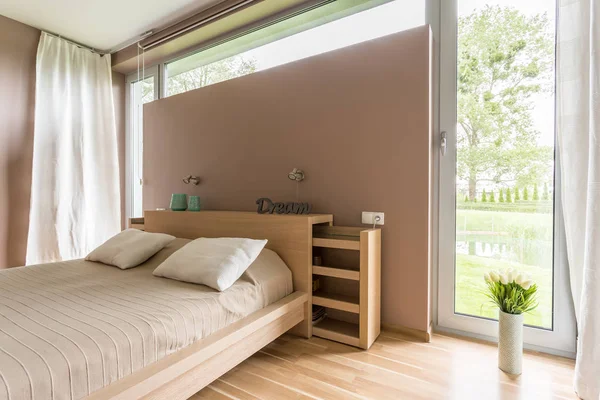 Dormitorio con parquet de madera — Foto de Stock