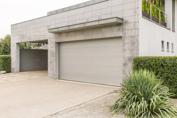 Garage in groot huis — Stockfoto