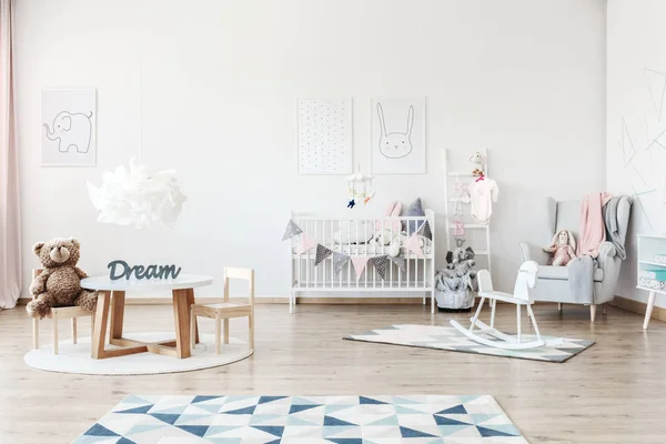 Camera da letto per bambini con giocattoli — Foto Stock