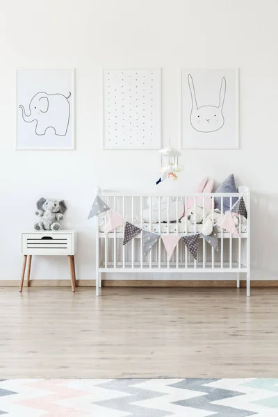 Weißes Babybett mit Banner — Stockfoto