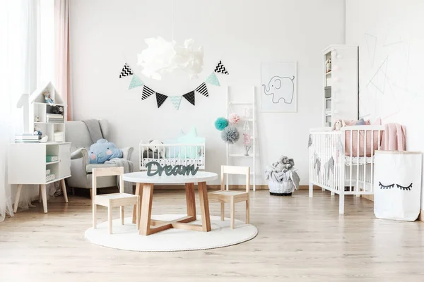 Дитяча кімната з білими меблями — стокове фото