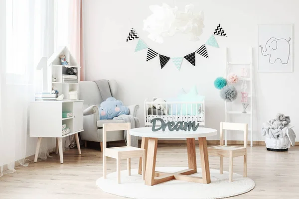 White kid's kamer met banner — Stockfoto