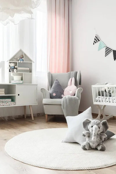 Witte tapijt in baby's kamer — Stockfoto