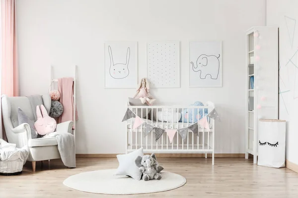 Habitación del bebé con sillón gris — Foto de Stock