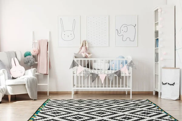 Детская комната Сканди с кроватью — стоковое фото