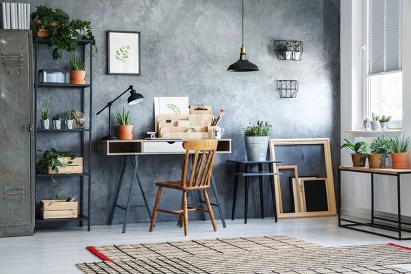 Oficina en casa con plantas — Foto de Stock