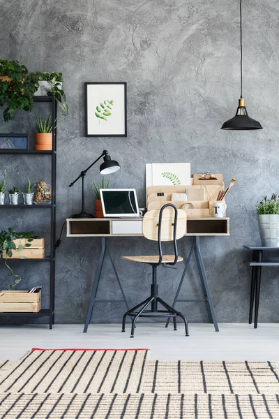 Dizüstü bilgisayar ile karanlık ev ofis