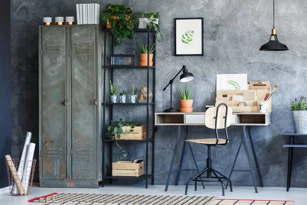 Desenli bej renkli halı ve sepeti