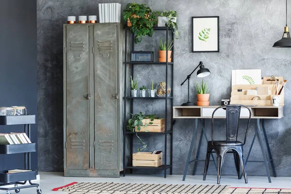Inspiradora oficina en casa con plantas —  Fotos de Stock