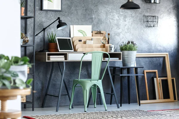 Groene stoel in designer's kamer — Stockfoto