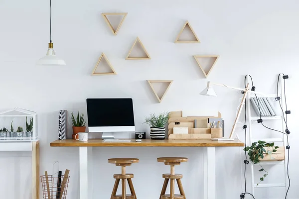 Taburetes de madera en un escritorio —  Fotos de Stock