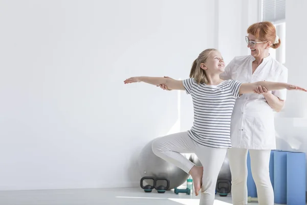 Girl standing on one leg — Stock Photo, Image