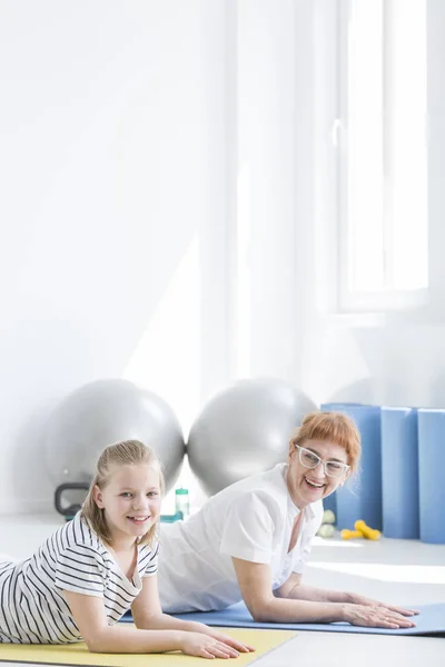 Fisioterapeuta y chica feliz — Foto de Stock