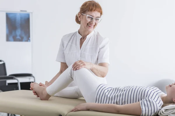 Kind met een vervorming van de ruggengraat — Stockfoto