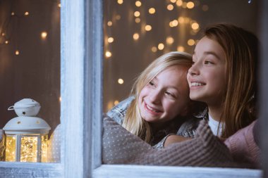 Arkadaşlar pencereden dışarı bakarak