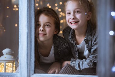 Ebeveynler için bekleyen kızlar