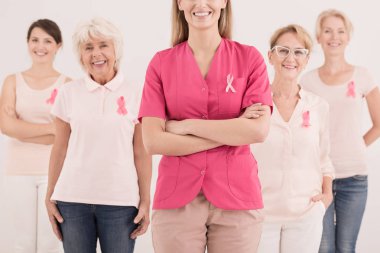 Pembe bir kurdele yakın çekim