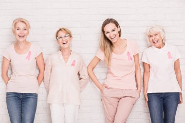 Kadınlar beyaz duvara karşı