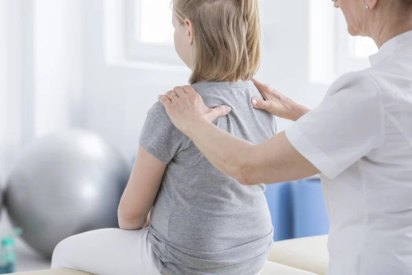 Fisioterapeuta massagem menina — Fotografia de Stock