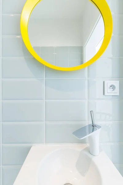 Baño simple con espejo amarillo —  Fotos de Stock