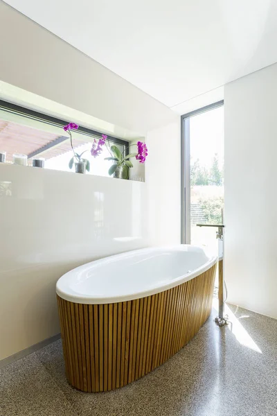 Salle de bain élégante avec baignoire en bois — Photo
