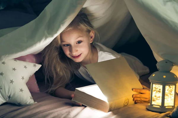 Dziewczyna z książki w namiocie — Zdjęcie stockowe