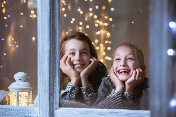 Crianças olhando pela janela — Fotografia de Stock