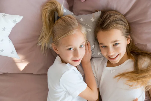 Weinig vrienden liggend in bed — Stockfoto