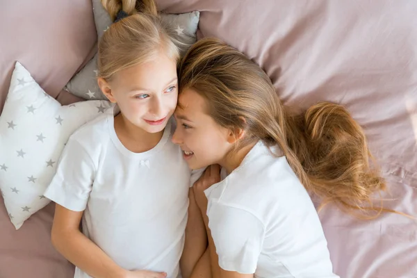 Mädchen umarmt ihre Schwester — Stockfoto