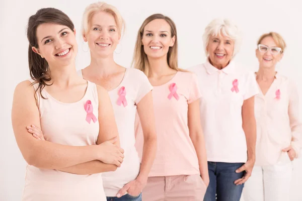 Donne che indossano camicie rosa — Foto Stock