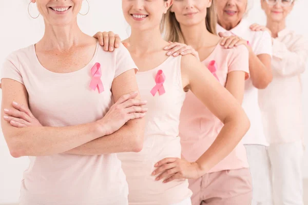 Pessoas do sexo feminino com fitas rosa — Fotografia de Stock