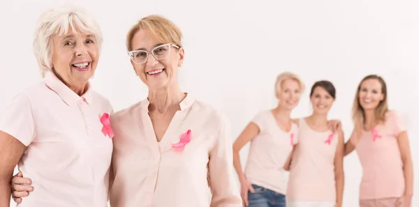 Drei junge Frauen — Stockfoto