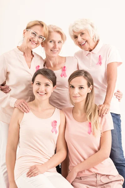 Женщины в розовых рубашках и розовых лентах — стоковое фото