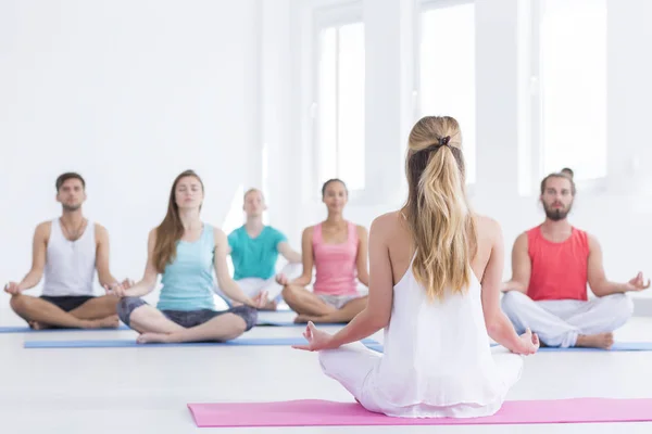Yoga-instructeur in studio — Stockfoto