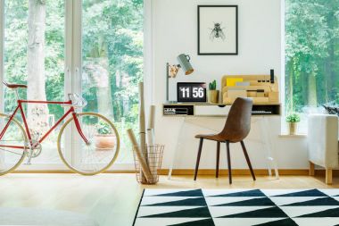 Çalışma alanı içinde kırmızı bisiklet