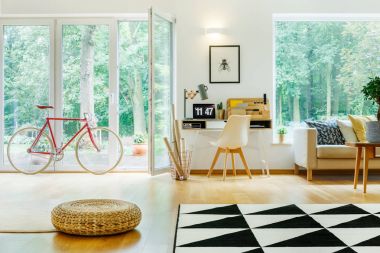 Açık alan içinde kırmızı bisiklet