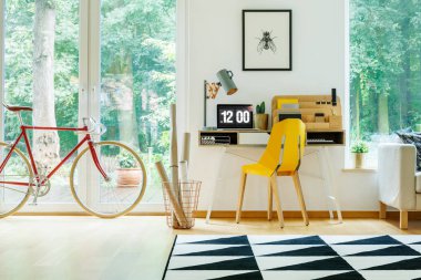 Kırmızı bisiklet ile iç