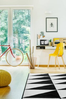 Resepsiyon odasında bilgisayar ile