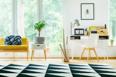 Beyaz sandalye ile geniş çalışma alanı