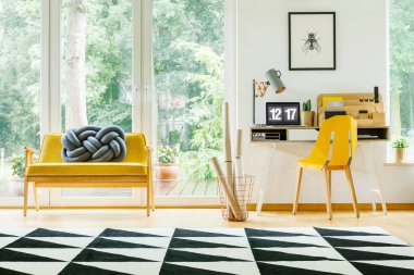 Çalışma alanı ile sarı koltuğu