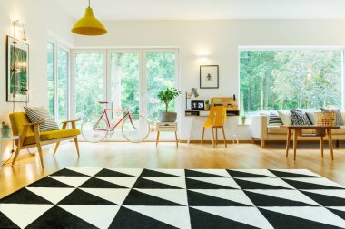 Açık oturma odası halı ile