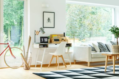 Oturma odasında parlak çalışma alanı 