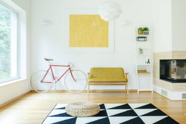 Bisiklet ve raf arasında kanepe