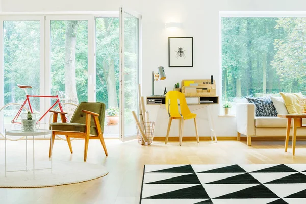 Grüner Stuhl im Wohnzimmer — Stockfoto
