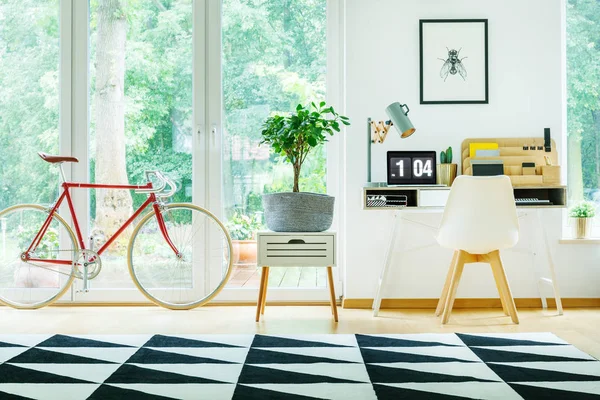 Planta en espacio de trabajo abierto — Foto de Stock