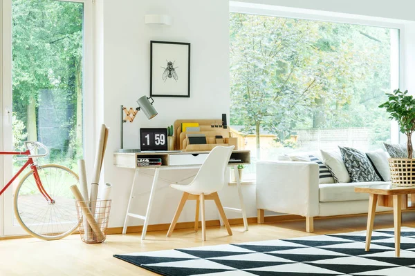 Oturma odasında parlak çalışma alanı 