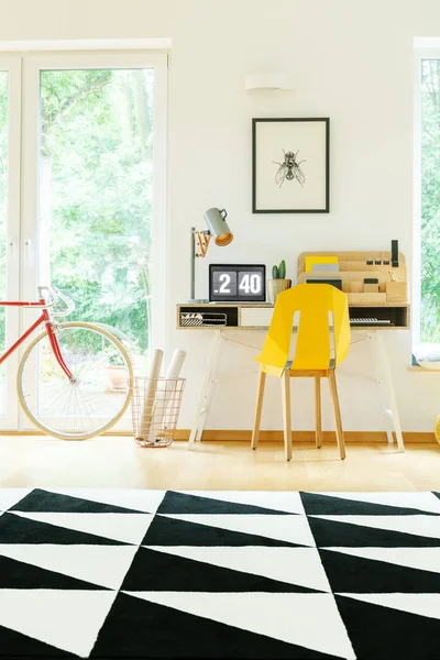 Espace de travail spacieux avec chaise jaune — Photo