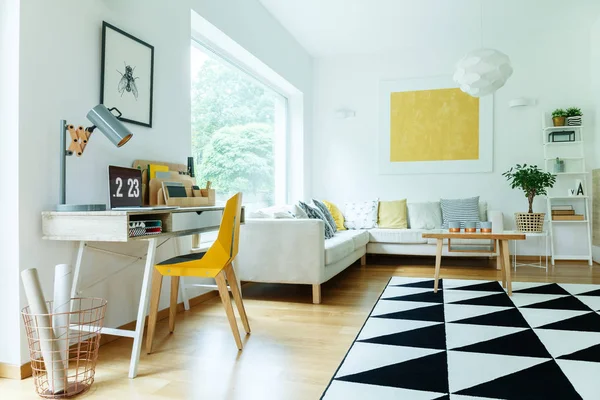 Oturma odasında açık çalışma alanı