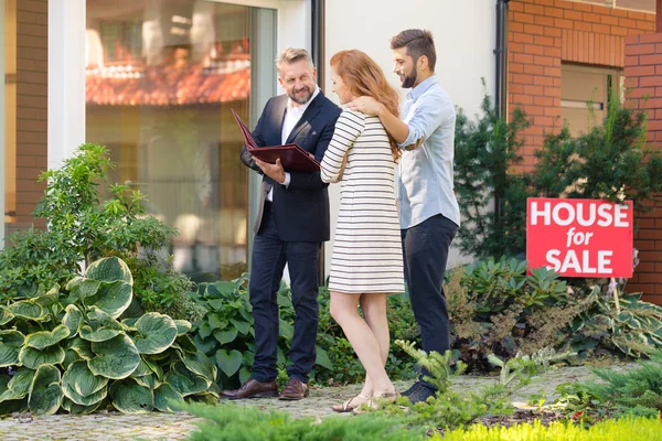 Agente imobiliário apresentando oferta — Fotografia de Stock