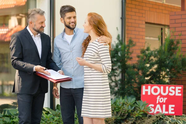 Paar benieuwd over appartement kopen — Stockfoto